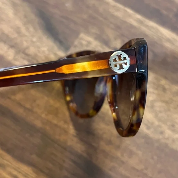 Tory Burch Tortoise Brown Cat-Eye Sunglasses With Drawstring Bag Sunglasses
